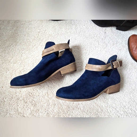 Blue Micro Suede cut out Booties. 8.5 - Picture 4 of 6